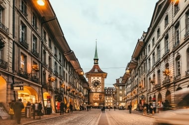 Die Altstadt Bern bei winterlicher Beleuchtung, im Hintergrund der Zytglogge-Turm.
