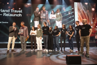 Switzerland Travel Centre nimmt den Award auf der Bühne entgegen.