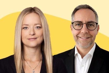 Sandra Zenhäusern et Sandro Held sur fond jaune.