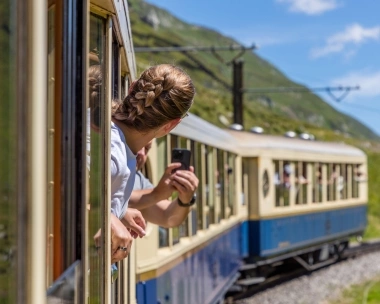 Ein Frau schaut aus dem fahrenden Pullmann Express Zug