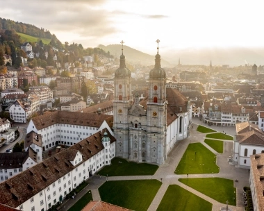 Kathedrale von St. Gallen aus der Vogelperspektive und Sonnenschein