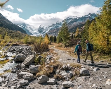Wanderpaar auf dem Weg zum Morteratsch Gletscher am Bernina Pass