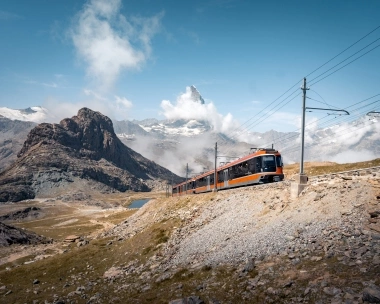Le train du Gornergrat près du lac Riffelsee en été, avec le Cervin en arrière-plan