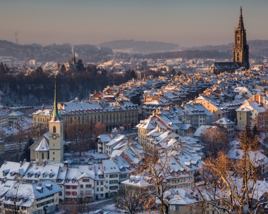 Die verschneite Stadt Bern mit ihrer Altstadt und dem Zytglogge-Turm.
